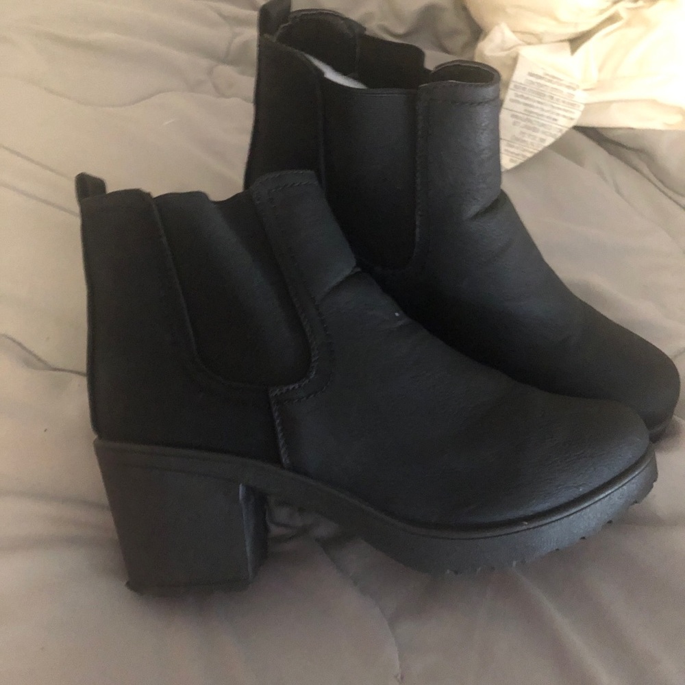 Chelsea Boot - Picture 2 of 3